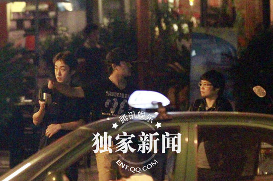 陳思成撇女友獨(dú)自會(huì)友 佟麗婭素顏?zhàn)兓竽槻堪l(fā)腫