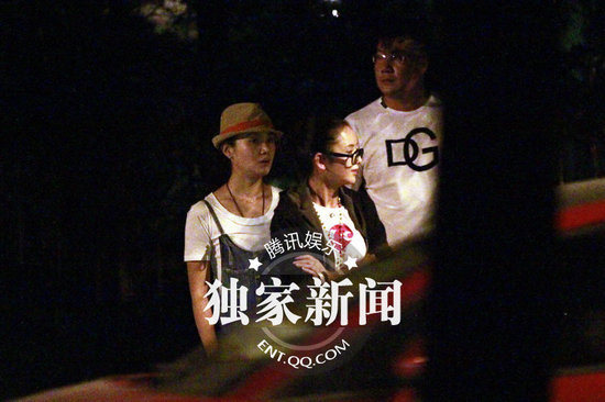 陳思成撇女友獨(dú)自會友 佟麗婭素顏?zhàn)兓竽槻堪l(fā)腫