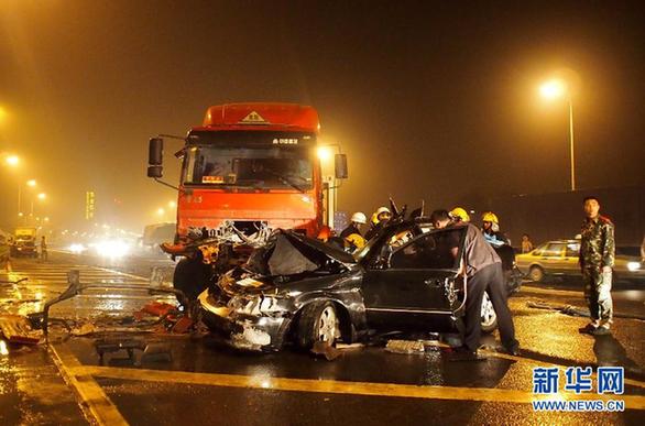 醉駕轎車與天燃?xì)夤捃囅嘧?轎車被撞碎4人死亡