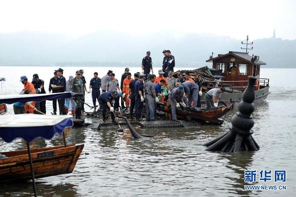 西湖十八景之一集賢亭被大風吹倒 牌匾散落湖面