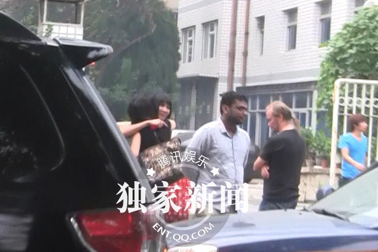 張咪顯豪放本色 駕豪車(chē)深V爆乳街邊會(huì)友