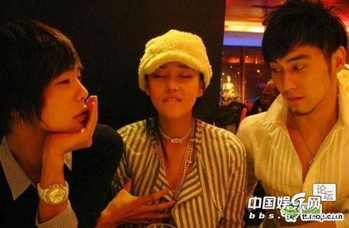張馨予坐臺新證流出 夜總會打扮妖艷等出臺