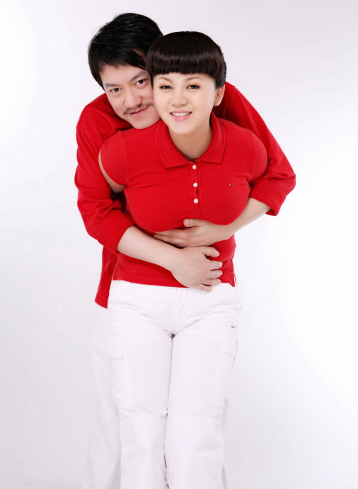 雪村與網(wǎng)絡紅人俞晴領取了結婚證，看照片就知道老婆相當有料
