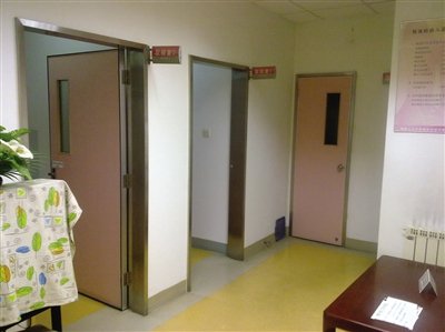 取精室內(nèi)，有一個(gè)粉色沙發(fā)，墻壁四周掛著女體畫