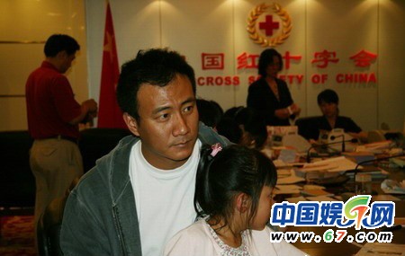 畢福劍愛(ài)女驚艷胡軍女兒搞怪 明星父女私密合影