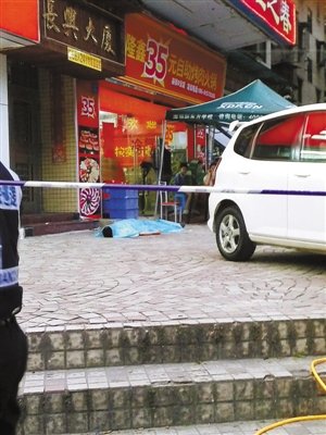 警方封鎖案發(fā)現(xiàn)場(chǎng)。深圳晚報(bào)記者朱冠宇攝