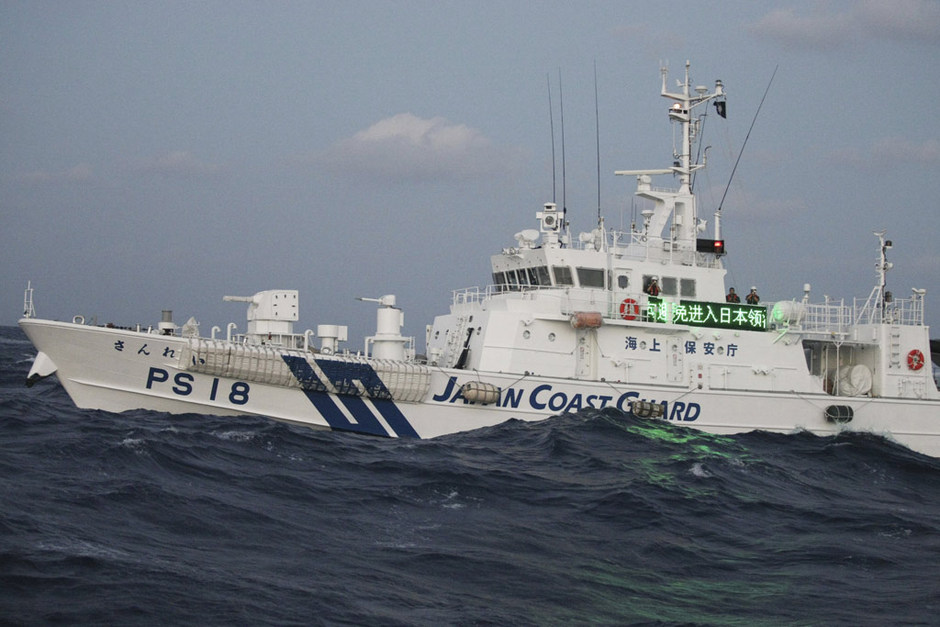 臺(tái)灣漁船逼近釣魚島遭包圍 互射水炮(圖) 