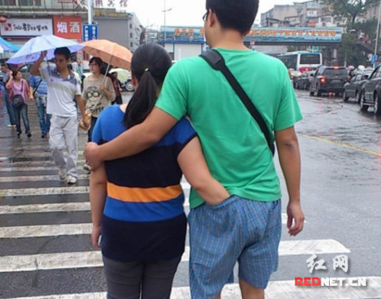 　小情侶行為舉止確實(shí)雷人！在人來(lái)人往的街頭，仍能泰然自若，境界可謂是非同一般。