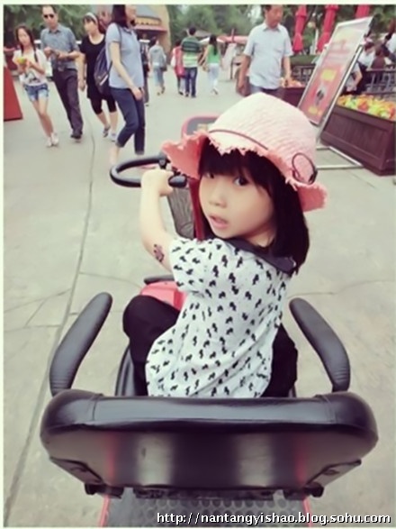 高曉松5歲女兒近照曝光 嬌妻白嫩女兒調(diào)皮可愛(ài)
