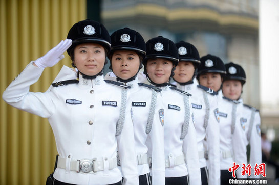 揚(yáng)州80后女子特勤隊換新裝 警花英姿颯爽