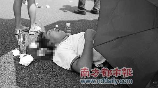 9月16日，失去意識(shí)的鄭軍波躺臥在地上。