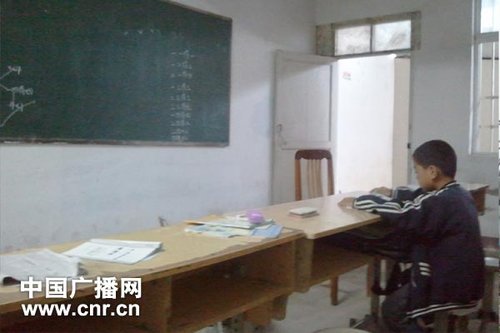 木板隔開的二年級教室中，只剩小華（化名）一個學(xué)生