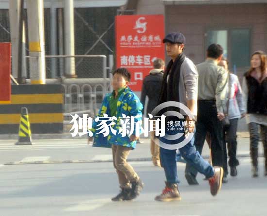 陳坤曬兒子訓狗照 9歲優(yōu)優(yōu)側(cè)臉輪廓帥過老爸