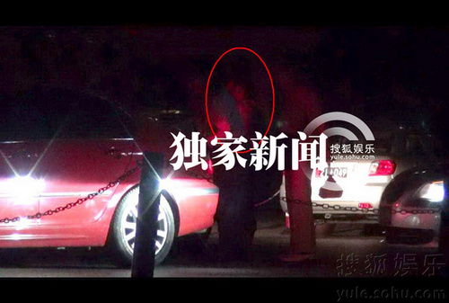 趙薇愛(ài)女小四月坐火車(chē)返京 獲豪華房車(chē)接站
