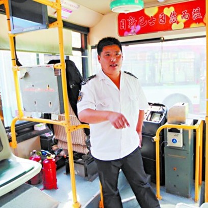 老漢突昏迷血壓幾乎為0 公交變120一車(chē)人急救