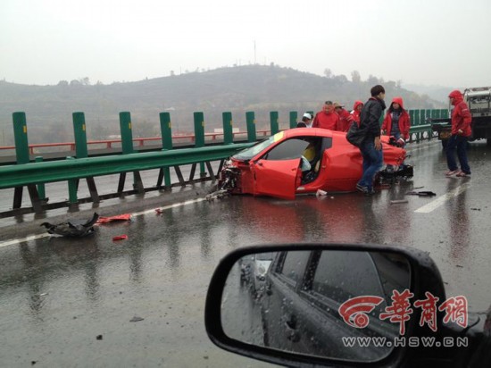 法拉利車隊(duì)包茂高速追尾 兩車散架司機(jī)被夾車內(nèi)