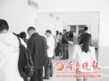 車管所內(nèi)學(xué)員體檢也要排隊(duì)?！≮w波　攝