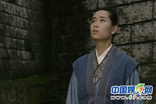 《新白娘子傳奇》經(jīng)典穿幫照:小青笑場傷不起