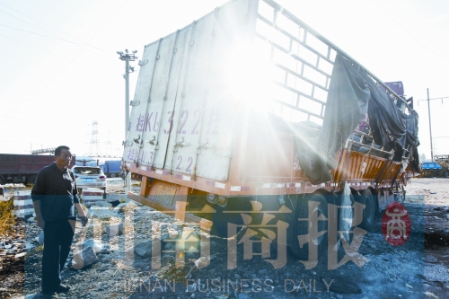 　停車場里，李秋先圍他的貨車查看。在他看來，3.8萬元施救費“高得離譜”