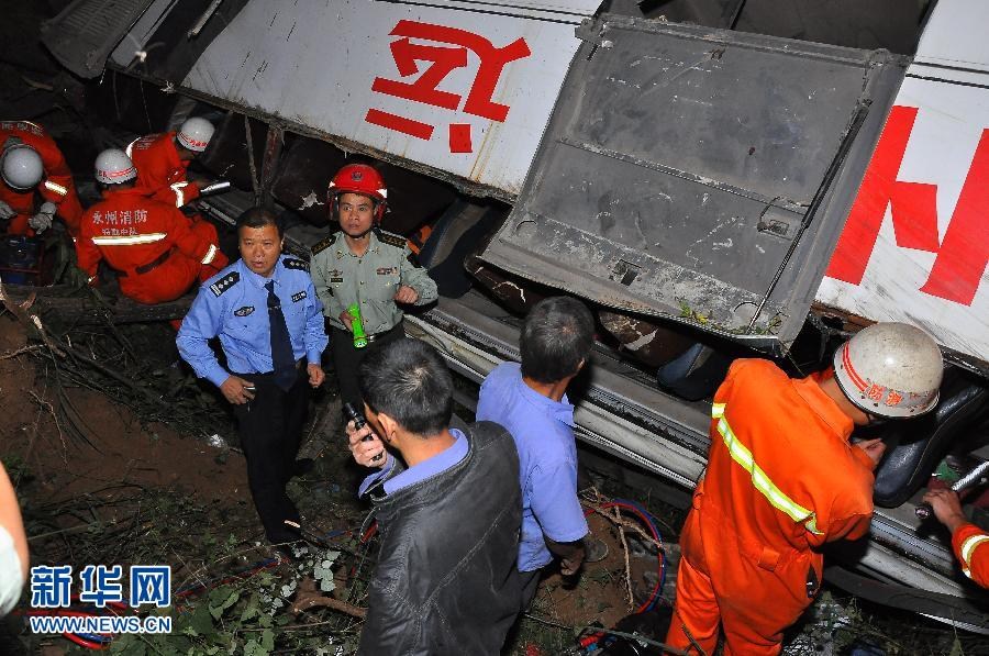 湖南永州載有48人大巴車(chē)墜崖