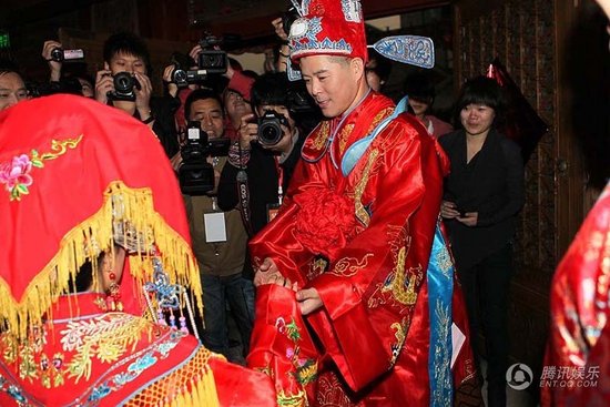 趙本山弟子王小虎補辦婚禮 結(jié)婚12年后激情擁吻