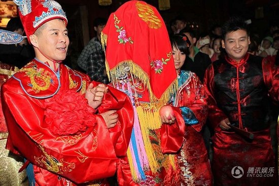 趙本山弟子王小虎補(bǔ)辦婚禮 結(jié)婚12年后激情擁吻