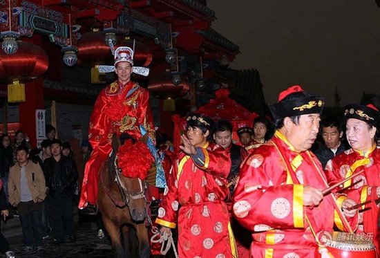 趙本山弟子王小虎補(bǔ)辦婚禮 結(jié)婚12年后激情擁吻
