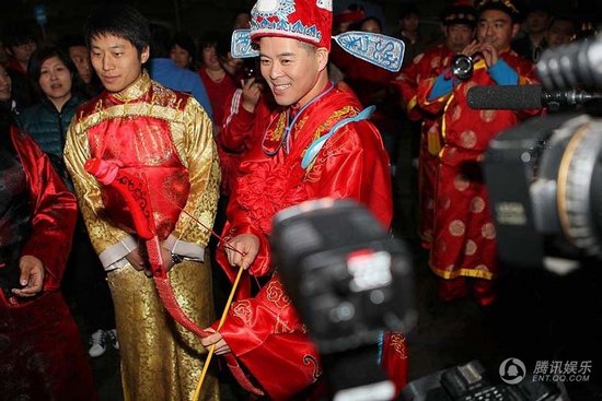 趙本山弟子王小虎補辦婚禮 結(jié)婚12年后激情擁吻