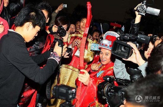 趙本山弟子王小虎補辦婚禮 結(jié)婚12年后激情擁吻