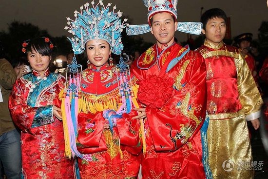 趙本山弟子王小虎補(bǔ)辦婚禮 結(jié)婚12年后激情擁吻
