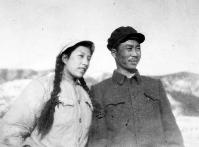 1953年，朝鮮戰(zhàn)爭結(jié)束后，父親歸國，這張父親像張豐毅。