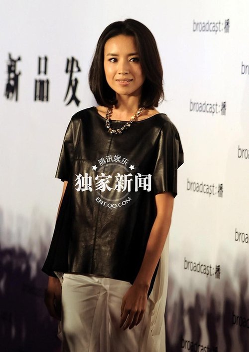 董潔現(xiàn)身哭泣談婚變 帶近20名黑衣保鏢護駕