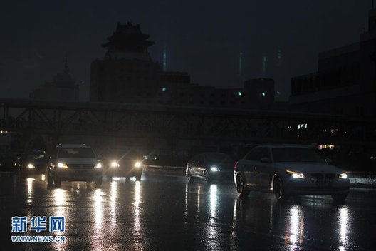 北京降雨烏云密布 下午兩點如同深夜