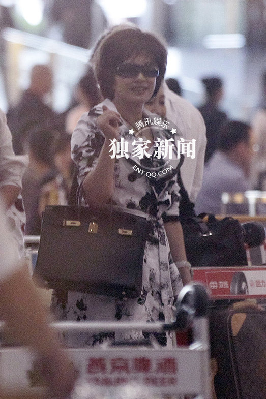 劉曉慶機(jī)場擺pose秀妖嬈身段 真人秀秒殺全場