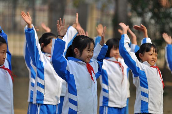 青青島網(wǎng)友為即墨希望小學(xué)捐贈(zèng)圖書室