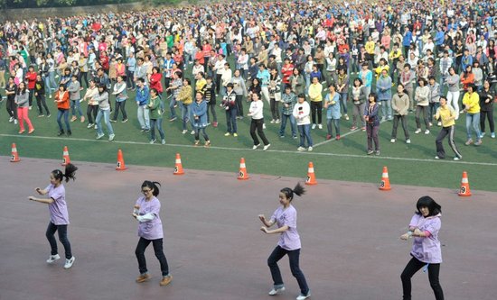 重慶南開(kāi)中學(xué)體育老師將其改編成適合中學(xué)生的課間操