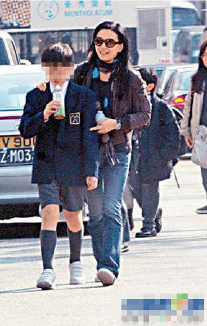 47歲曾華倩13歲愛(ài)子林浩賢曝光 就讀名校擅長(zhǎng)游泳