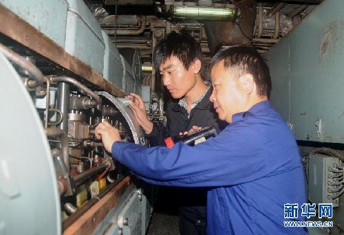 （走基層·迎接十八大·圖文互動(dòng)）（1）最可愛的人，有故事的人——記中國漁政202船釣魚島海域巡航團(tuán)隊(duì)