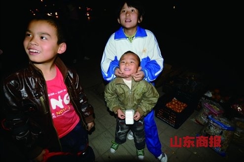 中國(guó)“攤二代”生活現(xiàn)狀:垃圾桶上寫(xiě)作業(yè)