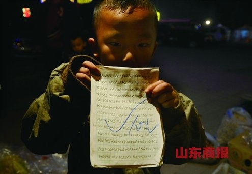 中國(guó)“攤二代”生活現(xiàn)狀:垃圾桶上寫(xiě)作業(yè)