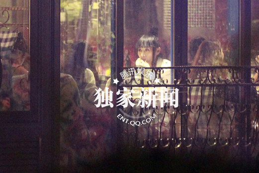 艷星白靈藍(lán)燕約會當(dāng)眾玩親親 同性戀情疑曝光
