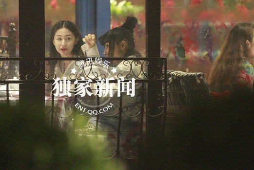 艷星白靈藍(lán)燕約會(huì)當(dāng)眾玩親親 同性戀情疑曝光