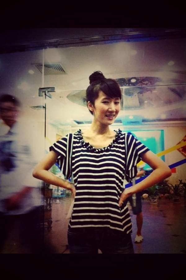 李念抱愛(ài)女凝視 闊太生活很奢華