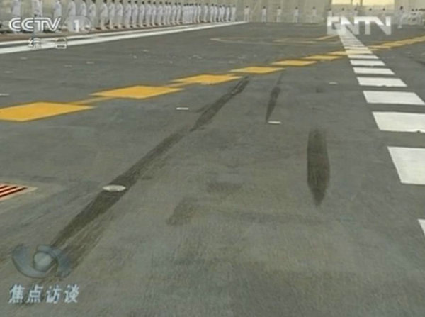 資料圖：甲板上清晰的艦載機留下的輪胎印。