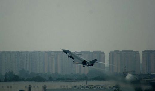 資料圖：殲-20戰(zhàn)機(jī)加力起飛，其機(jī)翼兩端出現(xiàn)兩道白色的渦流，感覺(jué)十分唯美。