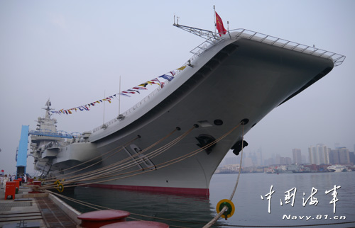 資料圖：中國(guó)航母遼寧艦正式入列。
