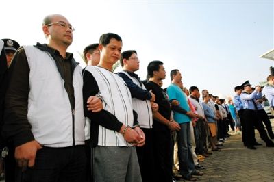昨日，大陸警方將犯罪嫌疑人移交臺灣執(zhí)法部門。