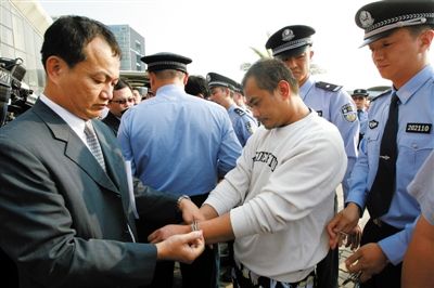 昨日，兩地警方換械移交犯罪嫌疑人儀式現(xiàn)場。
