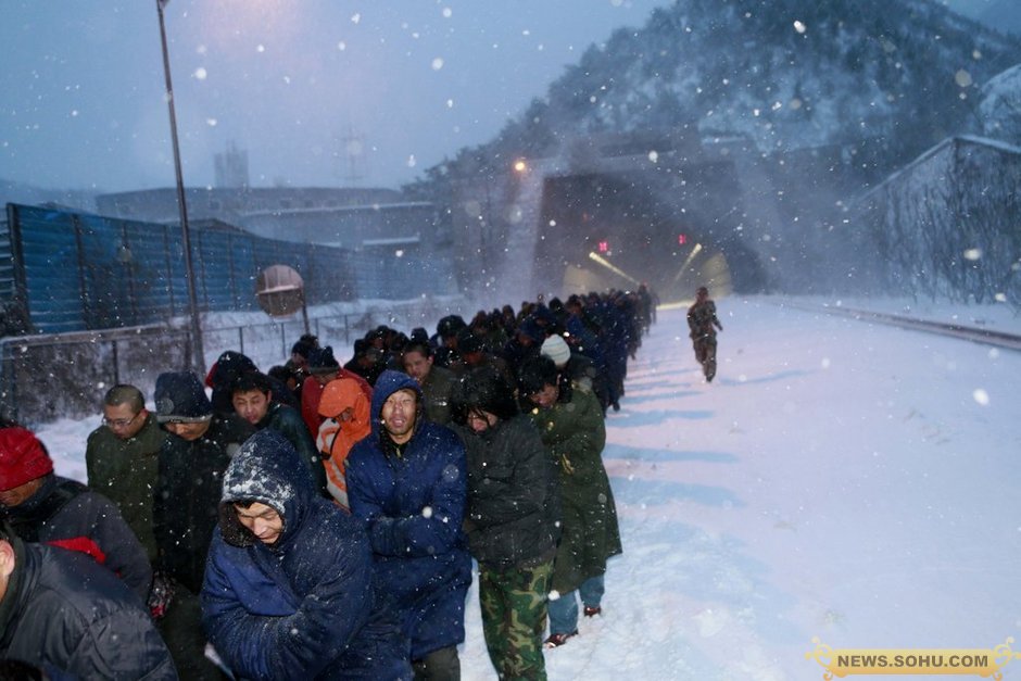 京藏高速數(shù)千受困者雪中大轉移 頭發(fā)結滿冰碴