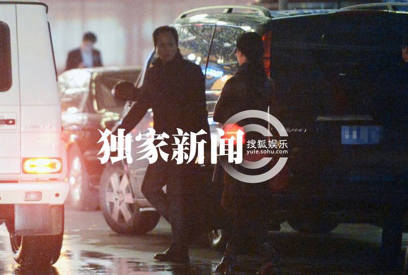劉亦菲攜母回京 繼父陳金飛百萬豪車接機身兼多“職”